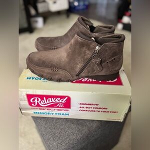 Skechers Booties Womens Size 11 Chocolate Suede Zip Ankle Memory Foam Shoes